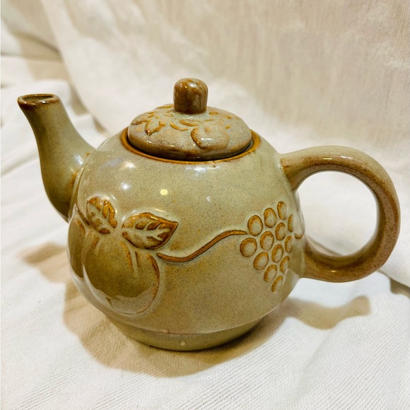 Small teapot and cup stackable combo set. Can steep a single cuppa tea & reserve - Picture 8 of 11